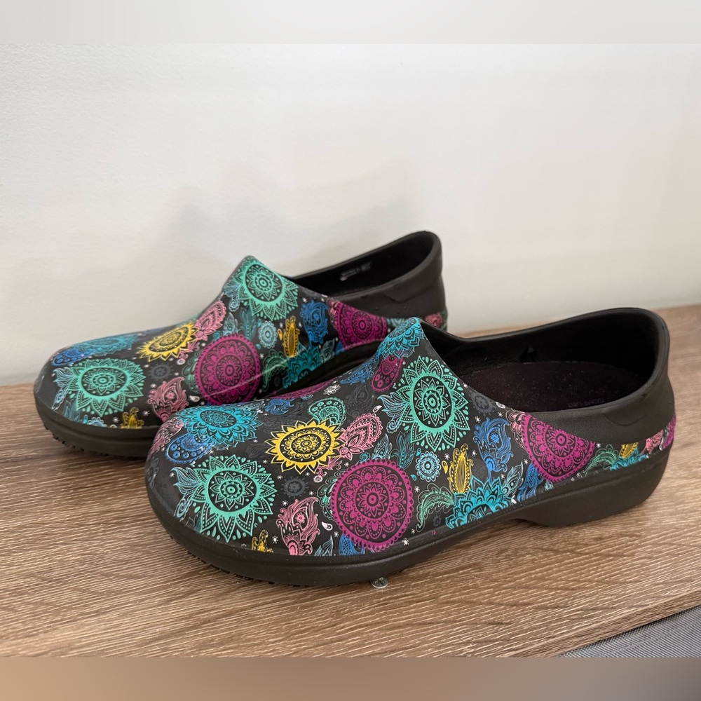 Crocs Neria Pro II Women’s 10 Paisley Print